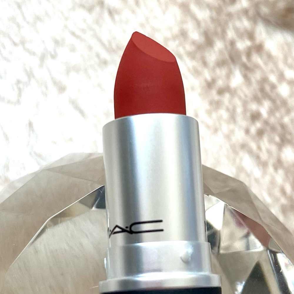 MAC Powder Kiss Lipstick 916 devoted to chili DEVOTED TO CHILI - Warm brick red - Picture 8 of 8